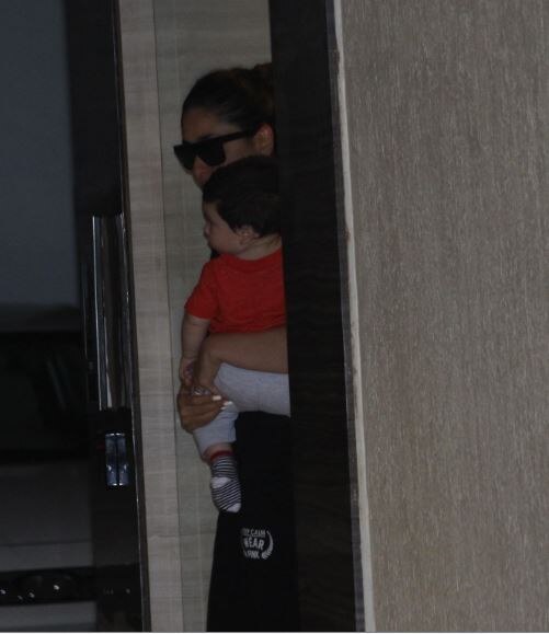 मम्मी करीना के साथ कैमरे में कैद हुए गोलू-मोलू तैमूर! Kareena Kapoor Khan snapped with baby boy Taimur as she visits mom Babita house in mumbai