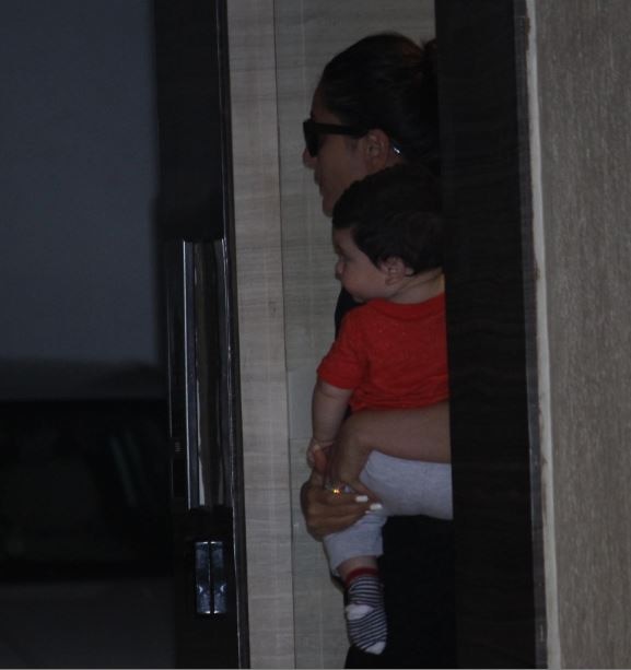 मम्मी करीना के साथ कैमरे में कैद हुए गोलू-मोलू तैमूर! Kareena Kapoor Khan snapped with baby boy Taimur as she visits mom Babita house in mumbai