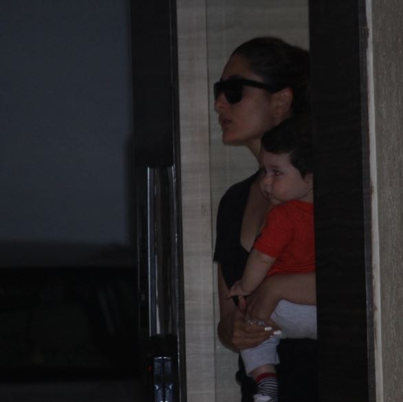मम्मी करीना के साथ कैमरे में कैद हुए गोलू-मोलू तैमूर! Kareena Kapoor Khan snapped with baby boy Taimur as she visits mom Babita house in mumbai