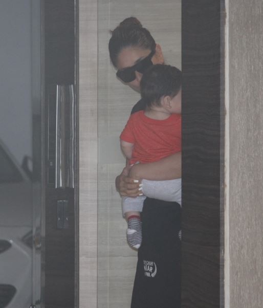 मम्मी करीना के साथ कैमरे में कैद हुए गोलू-मोलू तैमूर! Kareena Kapoor Khan snapped with baby boy Taimur as she visits mom Babita house in mumbai