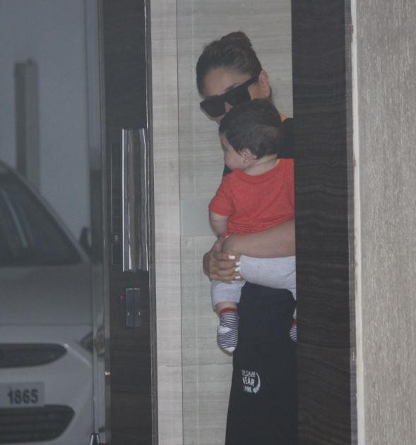 मम्मी करीना के साथ कैमरे में कैद हुए गोलू-मोलू तैमूर! Kareena Kapoor Khan snapped with baby boy Taimur as she visits mom Babita house in mumbai