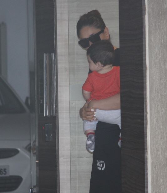 मम्मी करीना के साथ कैमरे में कैद हुए गोलू-मोलू तैमूर! Kareena Kapoor Khan snapped with baby boy Taimur as she visits mom Babita house in mumbai