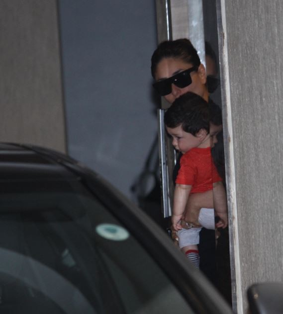 मम्मी करीना के साथ कैमरे में कैद हुए गोलू-मोलू तैमूर! Kareena Kapoor Khan snapped with baby boy Taimur as she visits mom Babita house in mumbai