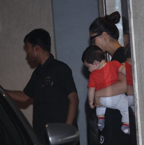 मम्मी करीना के साथ कैमरे में कैद हुए गोलू-मोलू तैमूर! Kareena Kapoor Khan snapped with baby boy Taimur as she visits mom Babita house in mumbai