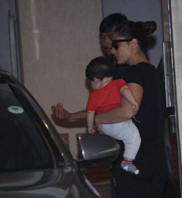 मम्मी करीना के साथ कैमरे में कैद हुए गोलू-मोलू तैमूर! Kareena Kapoor Khan snapped with baby boy Taimur as she visits mom Babita house in mumbai