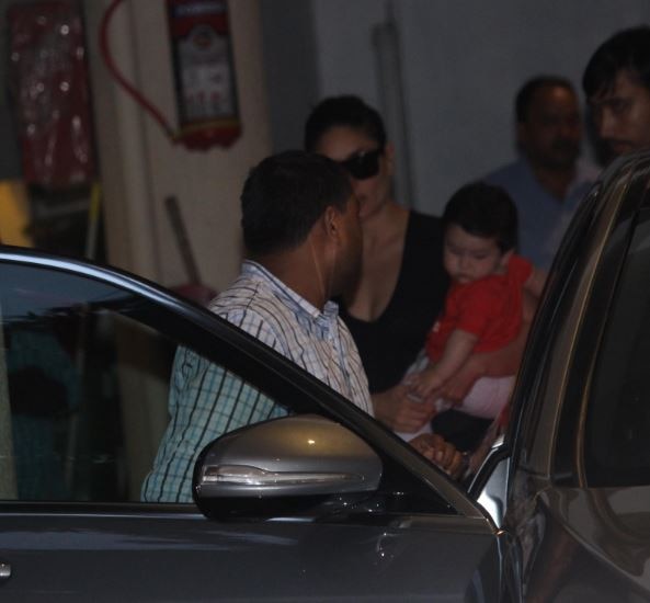 मम्मी करीना के साथ कैमरे में कैद हुए गोलू-मोलू तैमूर! Kareena Kapoor Khan snapped with baby boy Taimur as she visits mom Babita house in mumbai
