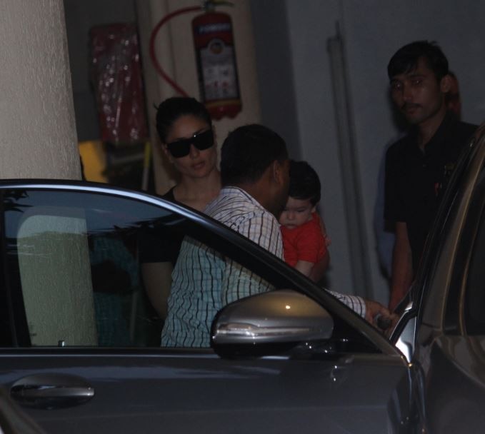 मम्मी करीना के साथ कैमरे में कैद हुए गोलू-मोलू तैमूर! Kareena Kapoor Khan snapped with baby boy Taimur as she visits mom Babita house in mumbai