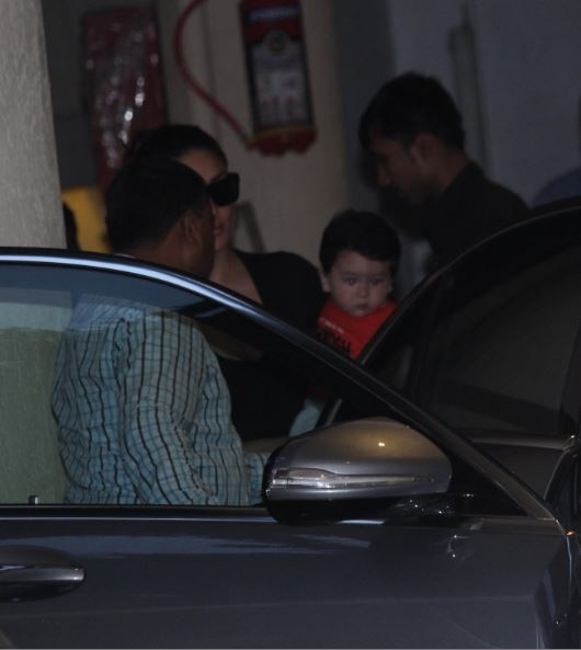 मम्मी करीना के साथ कैमरे में कैद हुए गोलू-मोलू तैमूर! Kareena Kapoor Khan snapped with baby boy Taimur as she visits mom Babita house in mumbai