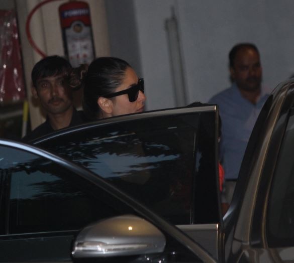 मम्मी करीना के साथ कैमरे में कैद हुए गोलू-मोलू तैमूर! Kareena Kapoor Khan snapped with baby boy Taimur as she visits mom Babita house in mumbai