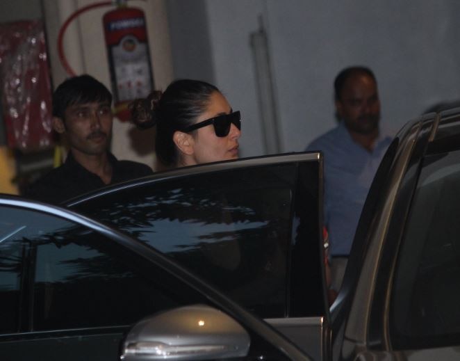 मम्मी करीना के साथ कैमरे में कैद हुए गोलू-मोलू तैमूर! Kareena Kapoor Khan snapped with baby boy Taimur as she visits mom Babita house in mumbai
