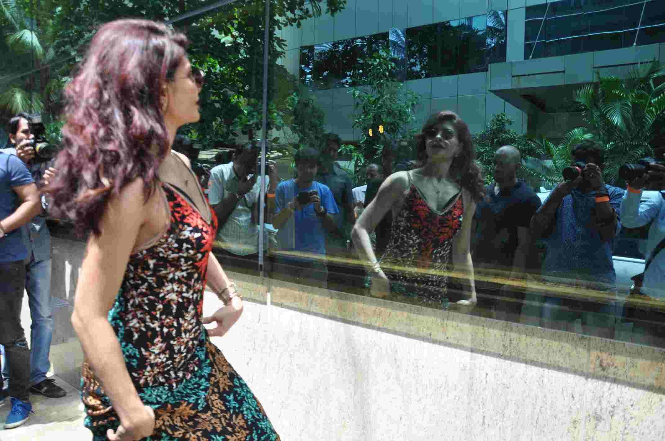 अपनी फिल्म के प्रमोशन के दौरान फ्लोरोसेंट ड्रेस में पहुंचीं जैकलीन See the latest pictures of jacqueline fernandez