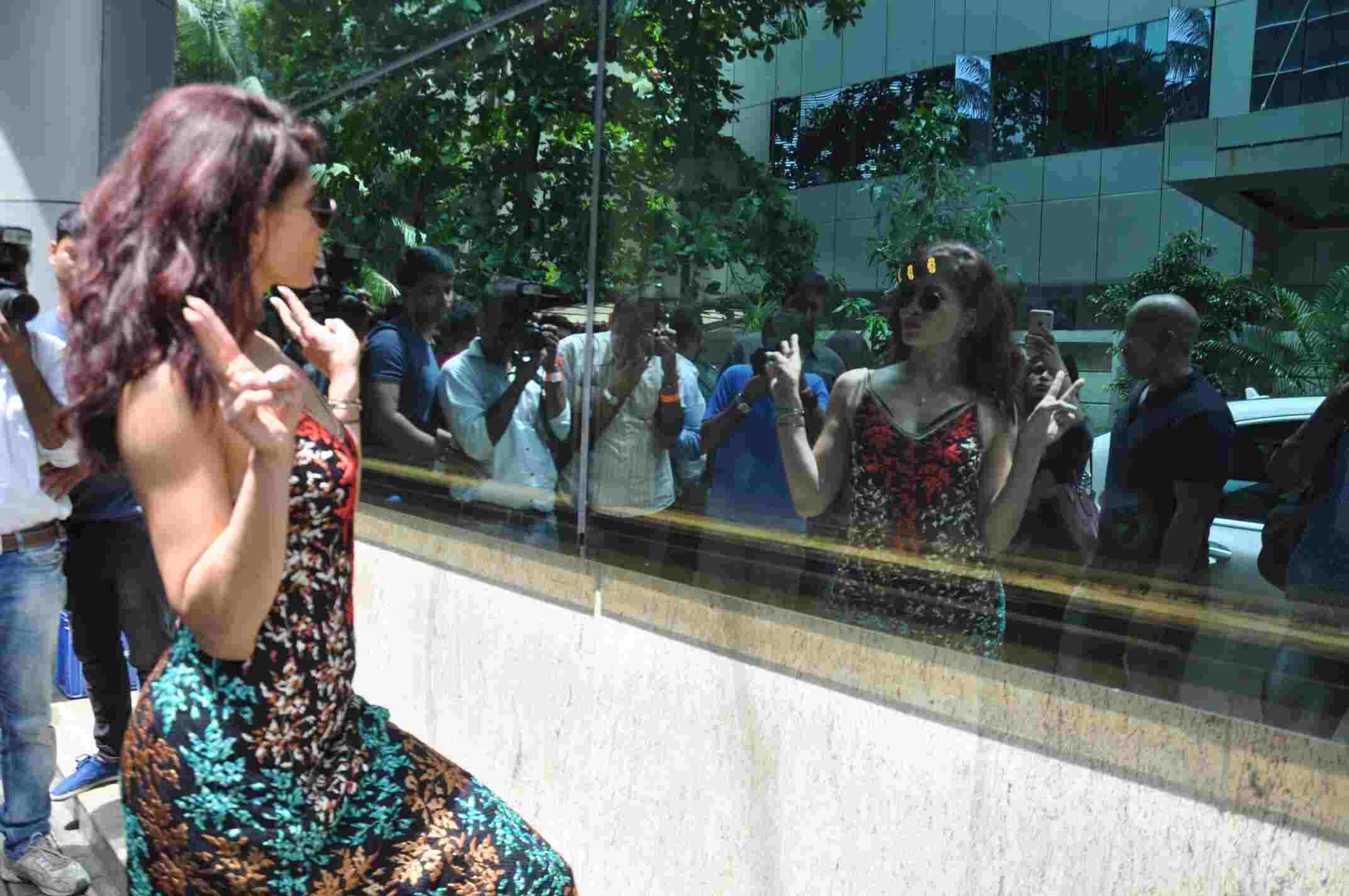 अपनी फिल्म के प्रमोशन के दौरान फ्लोरोसेंट ड्रेस में पहुंचीं जैकलीन See the latest pictures of jacqueline fernandez