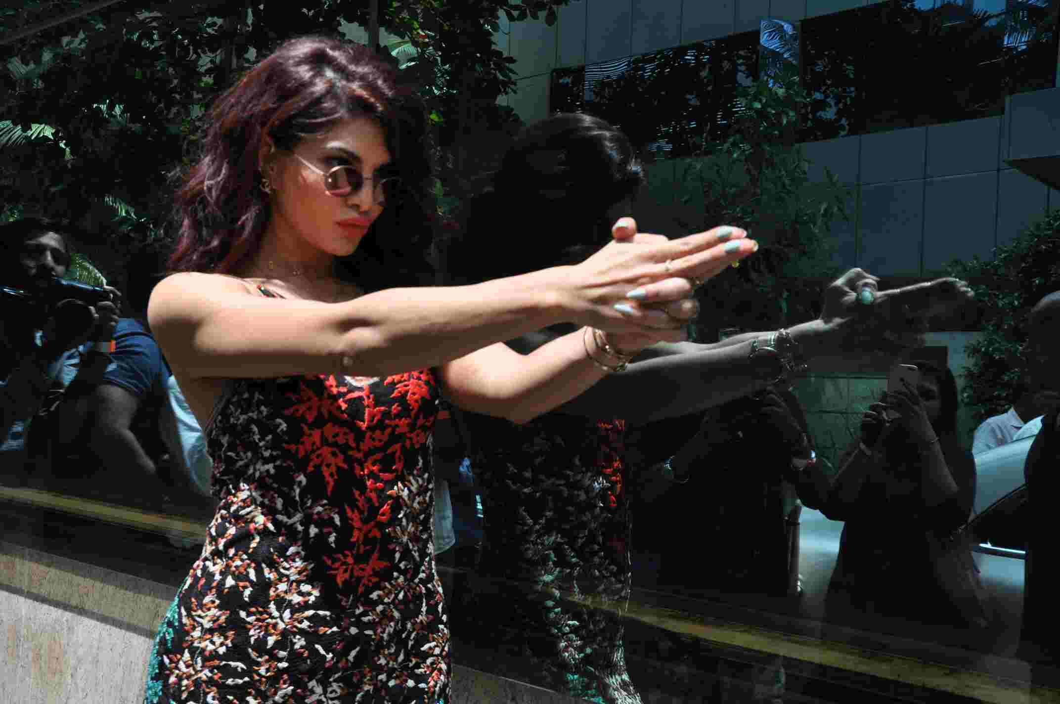 अपनी फिल्म के प्रमोशन के दौरान फ्लोरोसेंट ड्रेस में पहुंचीं जैकलीन See the latest pictures of jacqueline fernandez