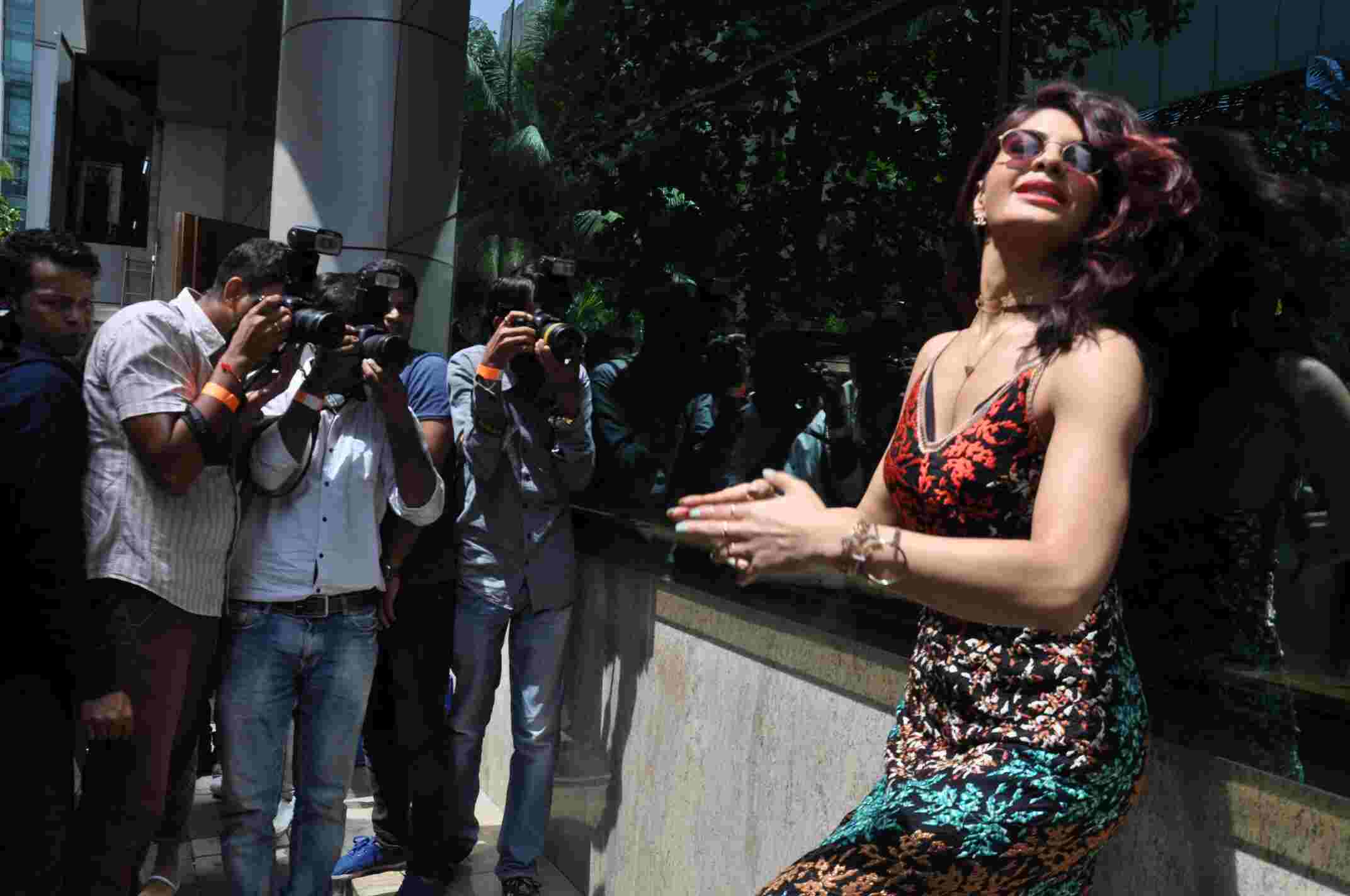 अपनी फिल्म के प्रमोशन के दौरान फ्लोरोसेंट ड्रेस में पहुंचीं जैकलीन See the latest pictures of jacqueline fernandez