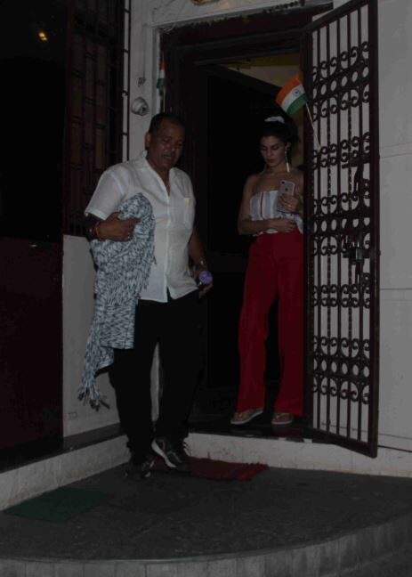तस्वीरों में कैद हुईं डबिंग करके लौट रहीं जैकलीन! See the latest pictures of jacqueline fernandez