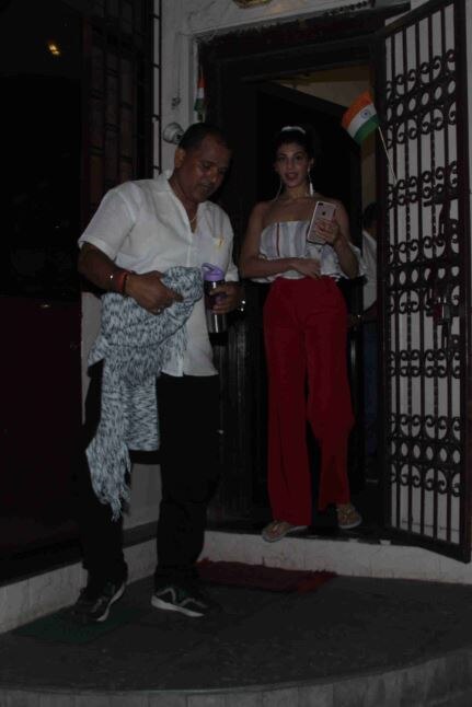 तस्वीरों में कैद हुईं डबिंग करके लौट रहीं जैकलीन! See the latest pictures of jacqueline fernandez