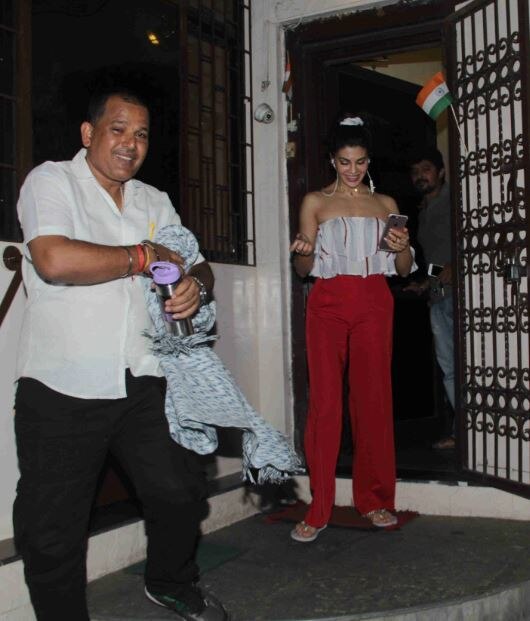 तस्वीरों में कैद हुईं डबिंग करके लौट रहीं जैकलीन! See the latest pictures of jacqueline fernandez