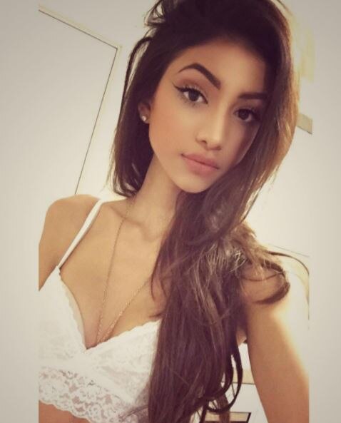 चंकी पांडे की भतीजी अलाना पांडे की इन तस्वीरों ने इंटरनेट पर मचाई Chunky Panday’s niece Alanna Panday is BREAKING THE INTERNET with her HOT BIKINI CLICKS on the beach!