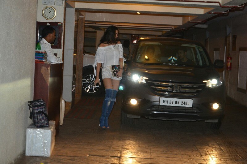 चंकी पांडे की भतीजी अलाना पांडे की इन तस्वीरों ने इंटरनेट पर मचाई Chunky Panday’s niece Alanna Panday is BREAKING THE INTERNET with her HOT BIKINI CLICKS on the beach!
