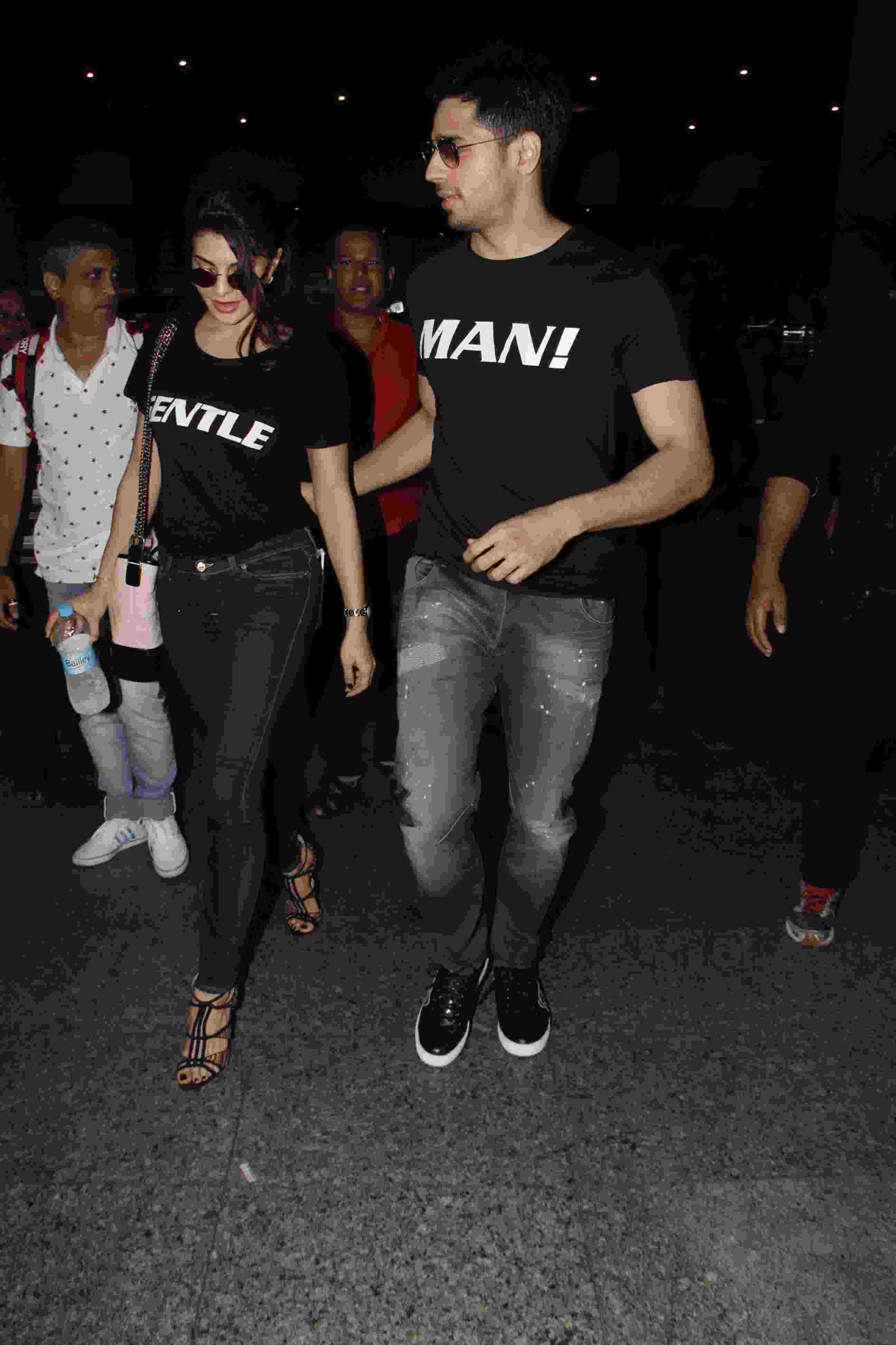 फिल्म अ जेंटलमैन के प्रमोशन के दौरान सिद्धार्थ ने जैकलीन को किया पैंपर Sidharth Malhotra and Jacqueline Fernandez promote their upcoming movie A Gentleman