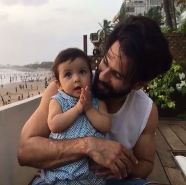अपनी बेटी के पहले बर्थडे के पहले शाहिद कपूर ने पत्नी मीरा और बेटी मिशा के साथ सेल्फी शेयर की Shahid Kapoor shares the CUTEST selfie with wife Mira and daughter ahead of Misha’s first birthday!