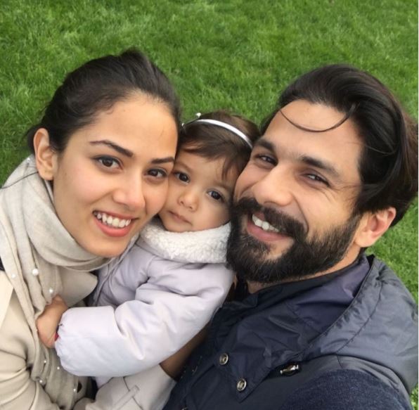 अपनी बेटी के पहले बर्थडे के पहले शाहिद कपूर ने पत्नी मीरा और बेटी मिशा के साथ सेल्फी शेयर की Shahid Kapoor shares the CUTEST selfie with wife Mira and daughter ahead of Misha’s first birthday!