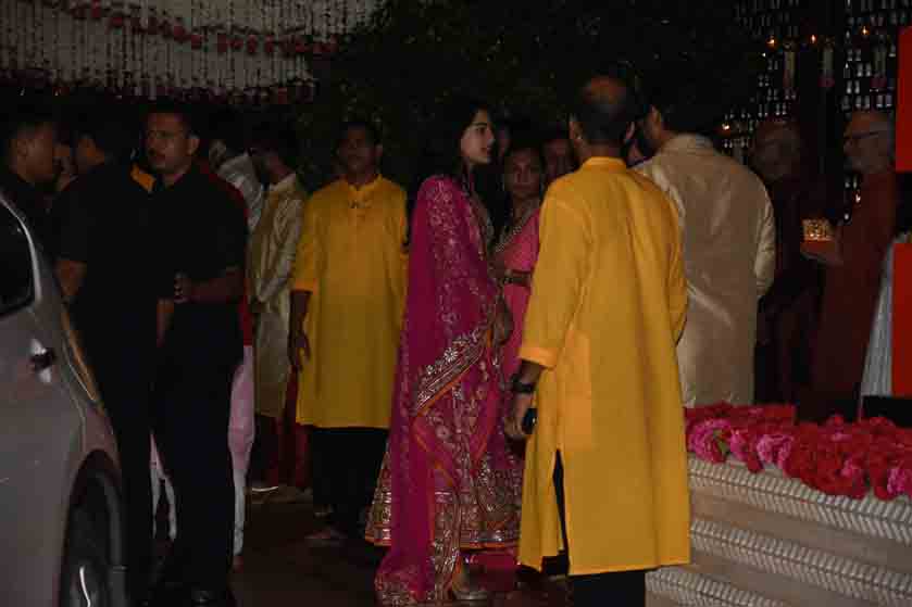 अंबानी के गणपति सेलिब्रेशन में सारा पर टिक गईं सबकी निगाहें, देखें तस्वीरें Sara Ali Khan’s traditional avtar at Mukesh Ambani’s Ganesh Utsav