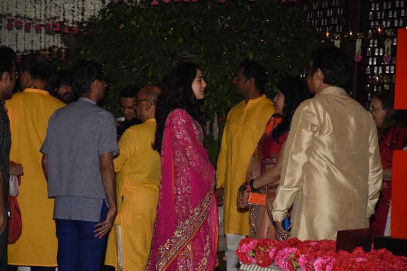 अंबानी के गणपति सेलिब्रेशन में सारा पर टिक गईं सबकी निगाहें, देखें तस्वीरें Sara Ali Khan’s traditional avtar at Mukesh Ambani’s Ganesh Utsav