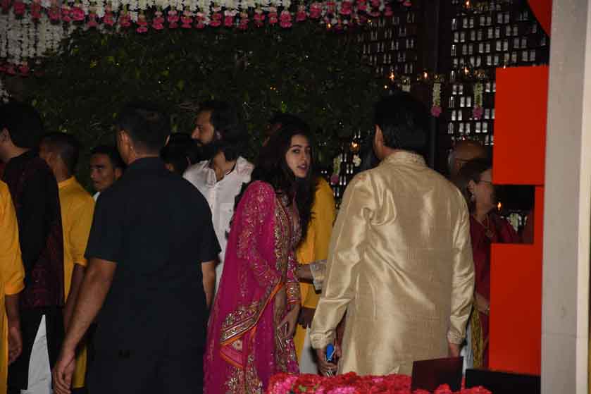 अंबानी के गणपति सेलिब्रेशन में सारा पर टिक गईं सबकी निगाहें, देखें तस्वीरें Sara Ali Khan’s traditional avtar at Mukesh Ambani’s Ganesh Utsav