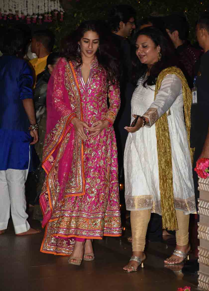 अंबानी के गणपति सेलिब्रेशन में सारा पर टिक गईं सबकी निगाहें, देखें तस्वीरें Sara Ali Khan’s traditional avtar at Mukesh Ambani’s Ganesh Utsav