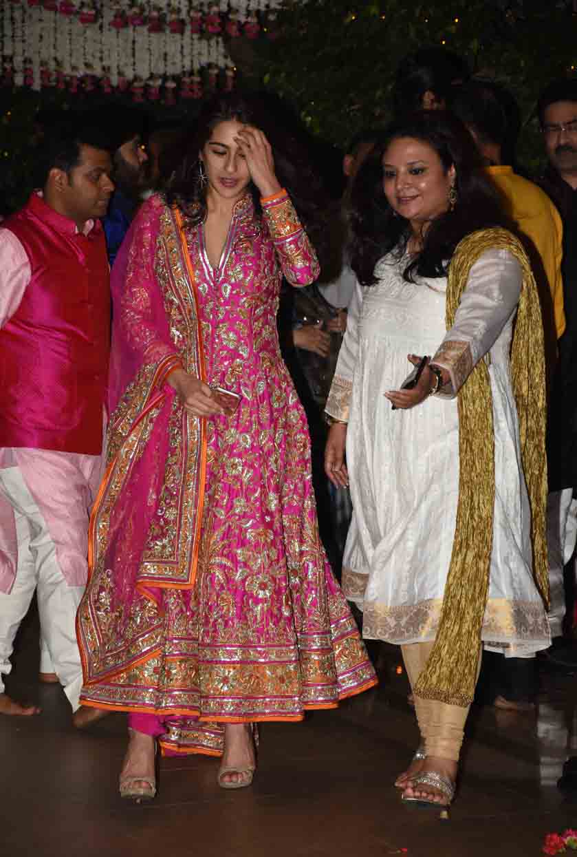 अंबानी के गणपति सेलिब्रेशन में सारा पर टिक गईं सबकी निगाहें, देखें तस्वीरें Sara Ali Khan’s traditional avtar at Mukesh Ambani’s Ganesh Utsav