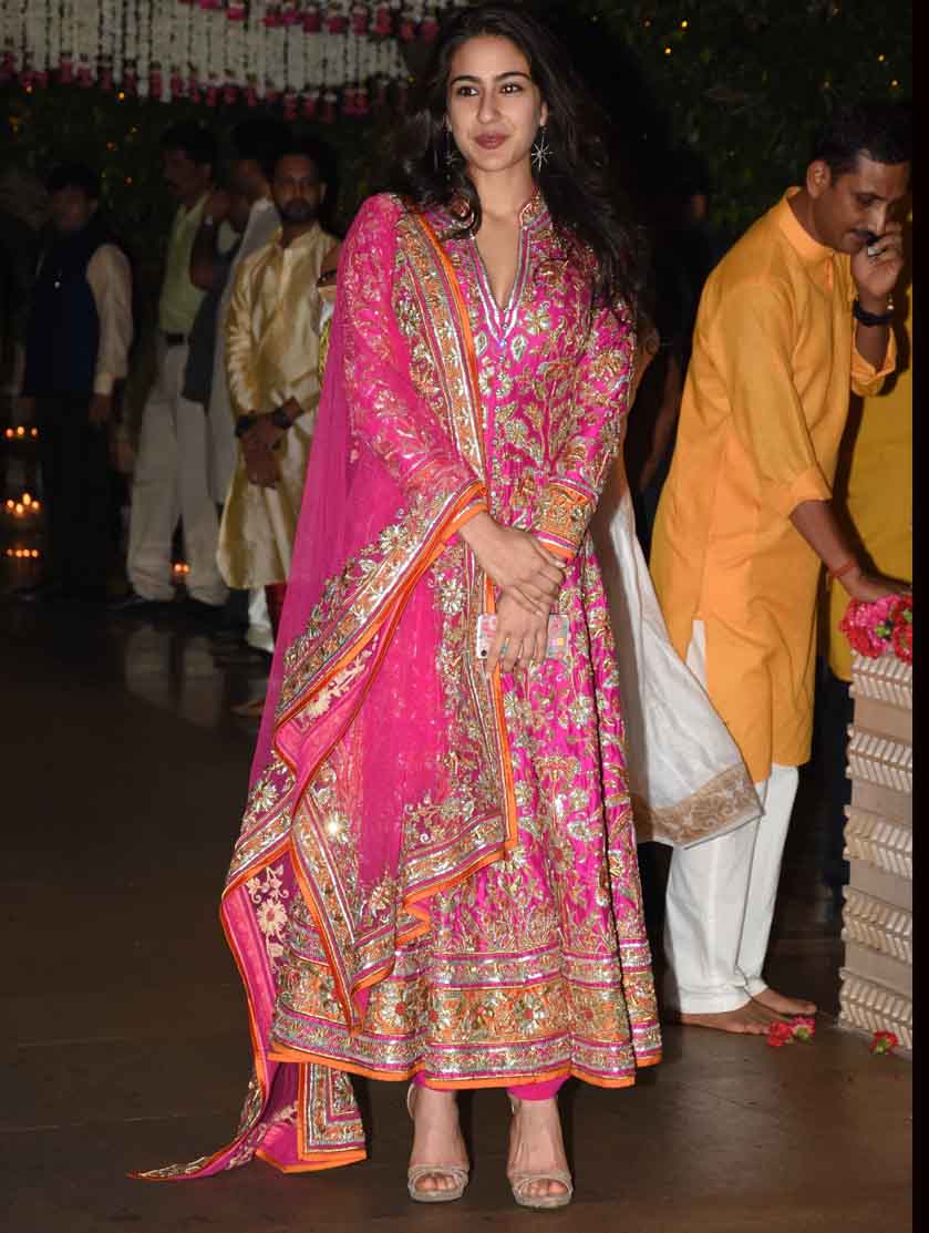 अंबानी के गणपति सेलिब्रेशन में सारा पर टिक गईं सबकी निगाहें, देखें तस्वीरें Sara Ali Khan’s traditional avtar at Mukesh Ambani’s Ganesh Utsav