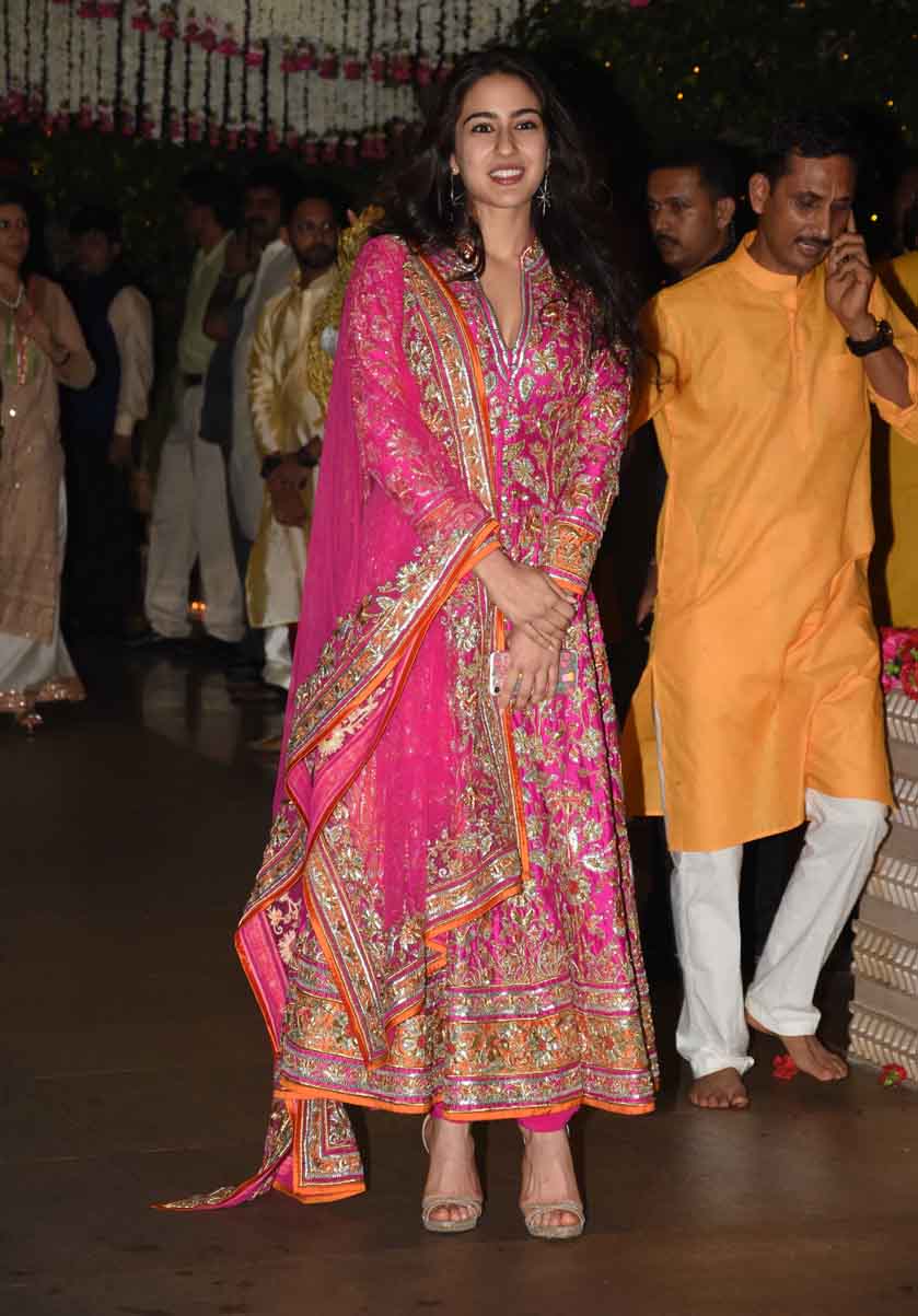 अंबानी के गणपति सेलिब्रेशन में सारा पर टिक गईं सबकी निगाहें, देखें तस्वीरें Sara Ali Khan’s traditional avtar at Mukesh Ambani’s Ganesh Utsav