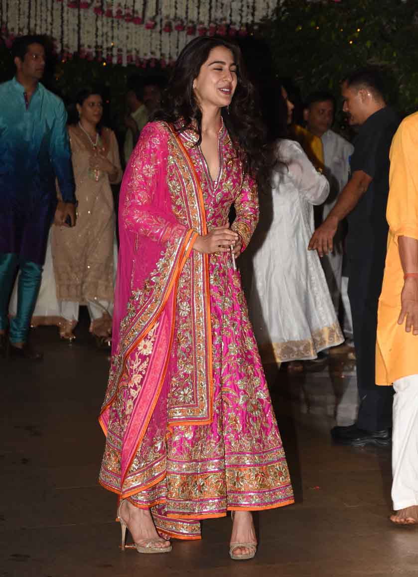 अंबानी के गणपति सेलिब्रेशन में सारा पर टिक गईं सबकी निगाहें, देखें तस्वीरें Sara Ali Khan’s traditional avtar at Mukesh Ambani’s Ganesh Utsav