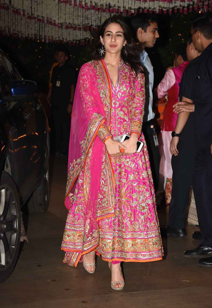 अंबानी के गणपति सेलिब्रेशन में सारा पर टिक गईं सबकी निगाहें, देखें तस्वीरें Sara Ali Khan’s traditional avtar at Mukesh Ambani’s Ganesh Utsav
