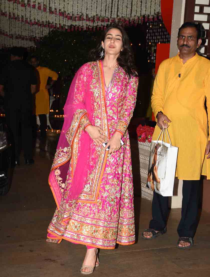 अंबानी के गणपति सेलिब्रेशन में सारा पर टिक गईं सबकी निगाहें, देखें तस्वीरें Sara Ali Khan’s traditional avtar at Mukesh Ambani’s Ganesh Utsav