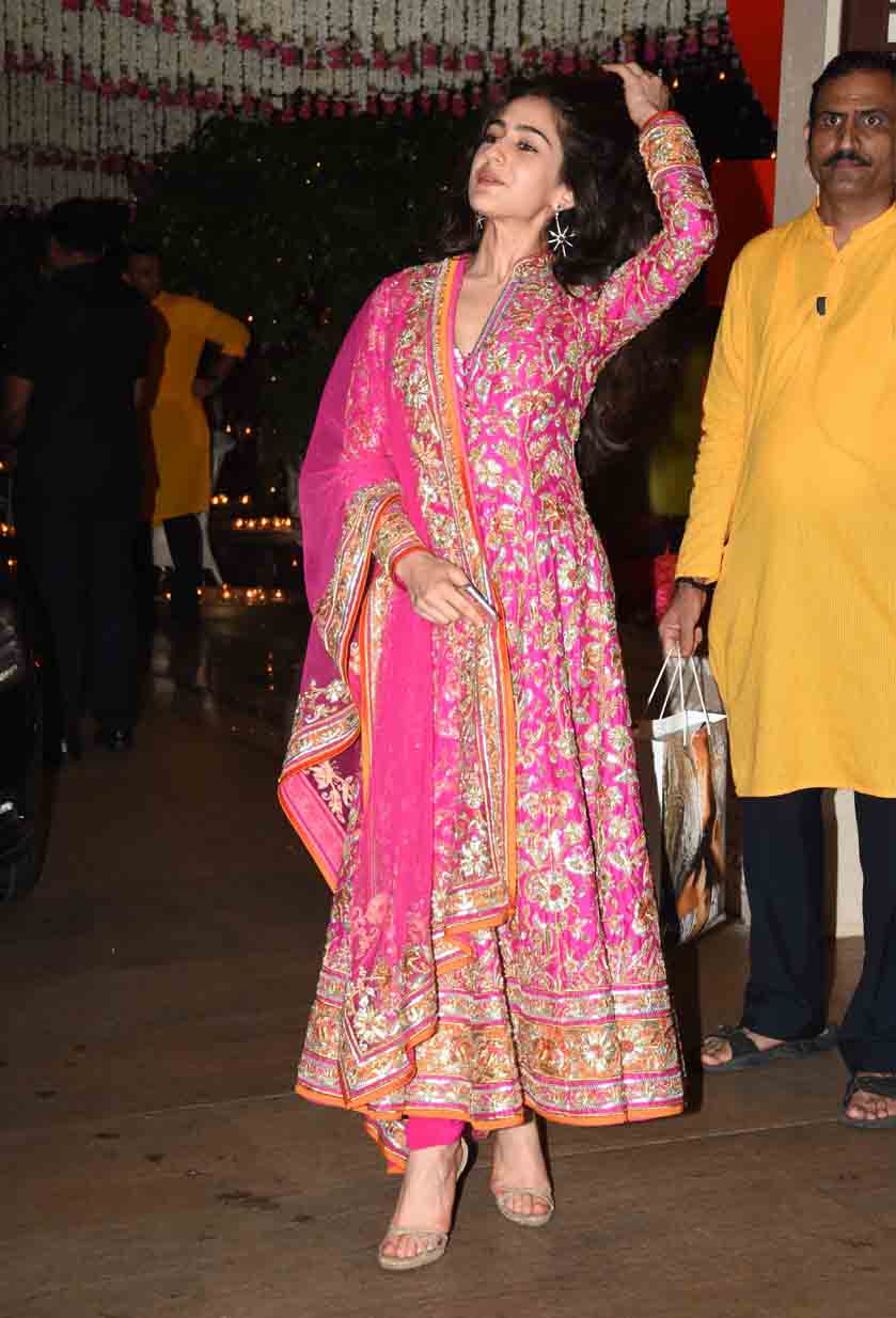 अंबानी के गणपति सेलिब्रेशन में सारा पर टिक गईं सबकी निगाहें, देखें तस्वीरें Sara Ali Khan’s traditional avtar at Mukesh Ambani’s Ganesh Utsav