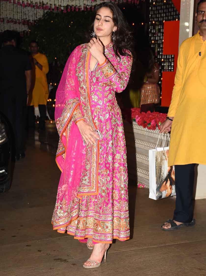 अंबानी के गणपति सेलिब्रेशन में सारा पर टिक गईं सबकी निगाहें, देखें तस्वीरें Sara Ali Khan’s traditional avtar at Mukesh Ambani’s Ganesh Utsav