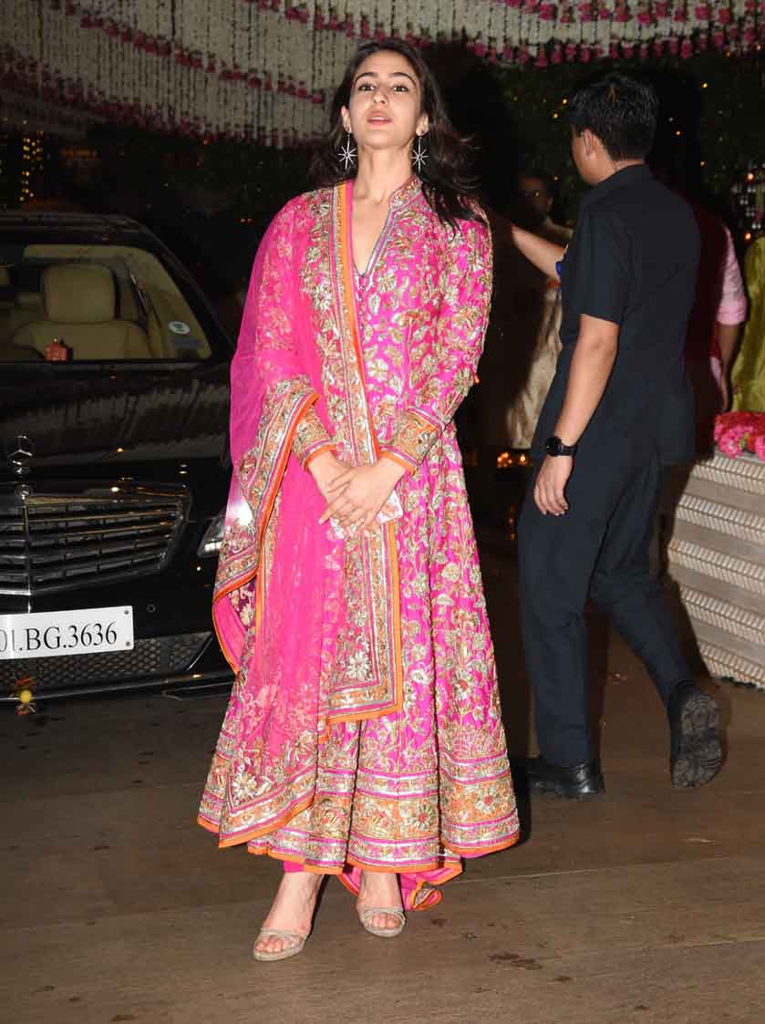 अंबानी के गणपति सेलिब्रेशन में सारा पर टिक गईं सबकी निगाहें, देखें तस्वीरें Sara Ali Khan’s traditional avtar at Mukesh Ambani’s Ganesh Utsav