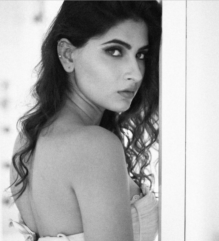 see the latest pics of ‘Ye Hai Mohabbatein”s hot actress karishma sharma