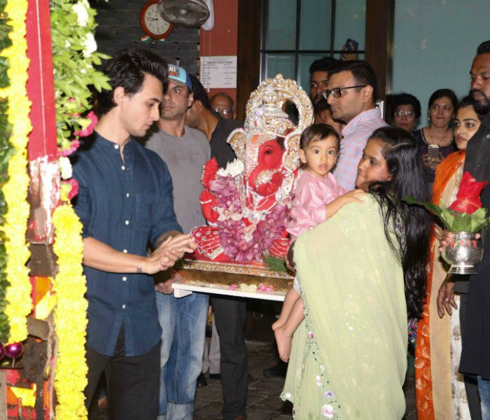 See Pics : Salman Khan’s family bids farewell to their bappa in a grand Ganpati Visarjan ceremony