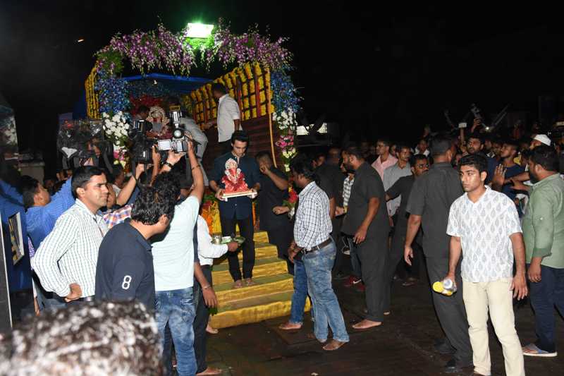 See Pics : Salman Khan’s family bids farewell to their bappa in a grand Ganpati Visarjan ceremony