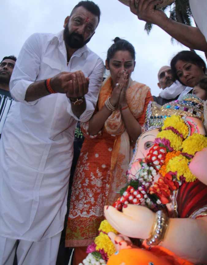 Sanjay Dutt with his twins Shahraan and Iqra bids farewell to their Ganesha idol, view pics