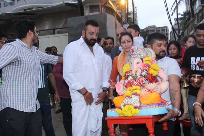 Sanjay Dutt with his twins Shahraan and Iqra bids farewell to their Ganesha idol, view pics