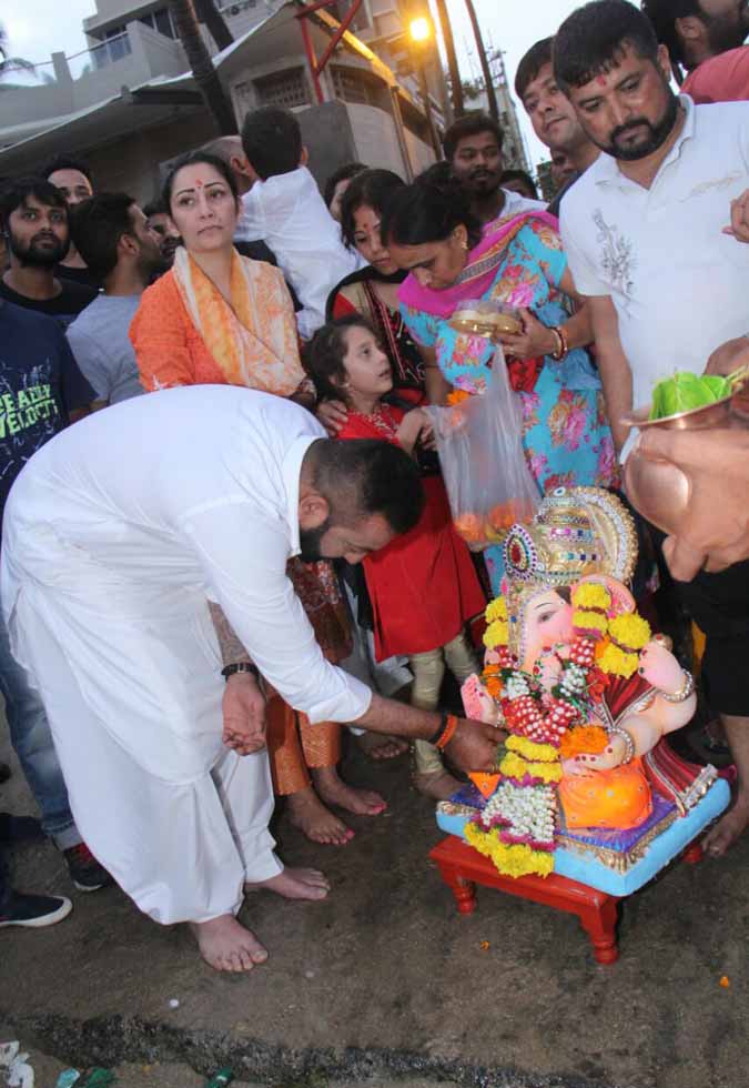 Sanjay Dutt with his twins Shahraan and Iqra bids farewell to their Ganesha idol, view pics