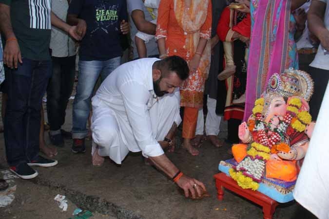 Sanjay Dutt with his twins Shahraan and Iqra bids farewell to their Ganesha idol, view pics