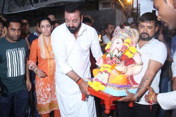 Sanjay Dutt with his twins Shahraan and Iqra bids farewell to their Ganesha idol, view pics