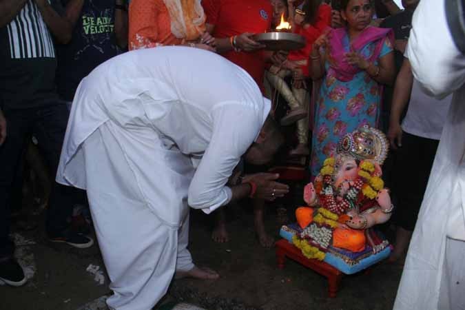 Sanjay Dutt with his twins Shahraan and Iqra bids farewell to their Ganesha idol, view pics