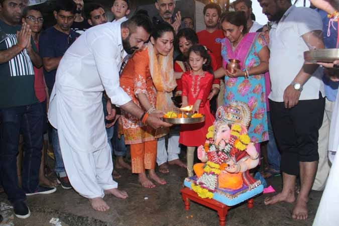 Sanjay Dutt with his twins Shahraan and Iqra bids farewell to their Ganesha idol, view pics