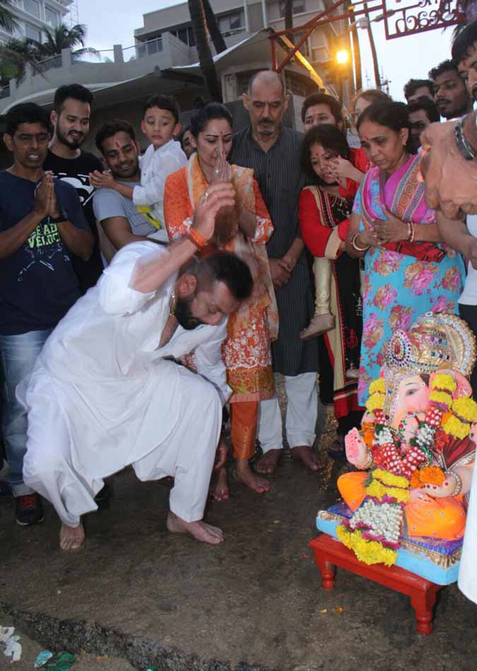 Sanjay Dutt with his twins Shahraan and Iqra bids farewell to their Ganesha idol, view pics